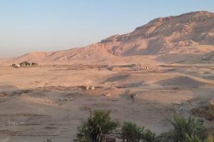 a view of a desert with a mountain in the background at Tibs mountain view in Al Aqālitah