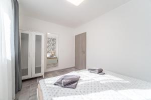 Postel nebo postele na pokoji v ubytování Holiday House Adonis