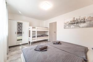Postel nebo postele na pokoji v ubytování Holiday House Adonis