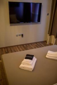 un tavolo con asciugamani e un libro sopra di City Loft 5 (Stamatina's Luxury Apartments) a Alexandroupoli