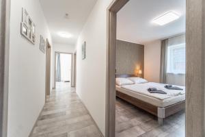 Postel nebo postele na pokoji v ubytování Holiday House Adonis