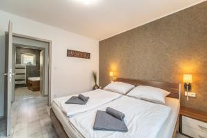 Postel nebo postele na pokoji v ubytování Holiday House Adonis