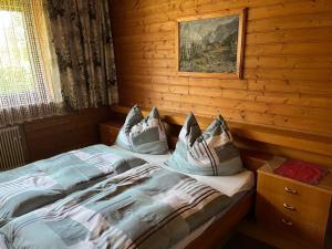 een slaapkamer met een bed met kussens erop bij Ferienwohnung Traudl Singer in Innsbruck