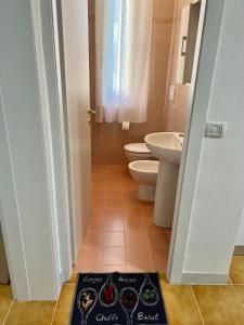 een badkamer met een zwarte welkomstmat op de vloer bij Casa Sassuolo in Sassuolo