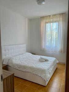 een slaapkamer met een bed en een raam bij Casa Sassuolo in Sassuolo