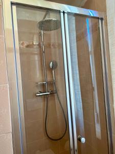 een douche met een douchekop in de badkamer bij Casa Sassuolo in Sassuolo