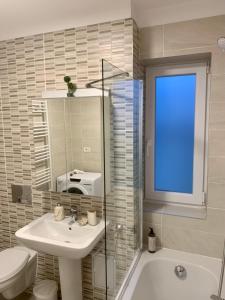Koupelna v ubytování CH Apartments Coresi + 28 fotografií