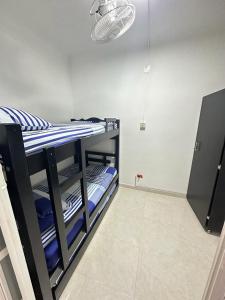 Pokój z łóżkami piętrowymi w pokoju w obiekcie Happy tours apartments w mieście Cartagena de Indias