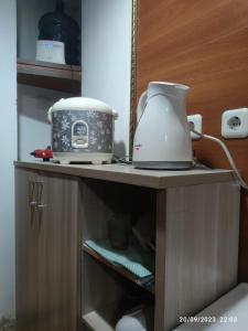 un aparato de cocina sentado en la parte superior de un armario en APARTEMEN GRAND DHIKA 2325 BEKASI TIMUR, en Padurenan
