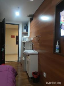 baño con lavabo en una habitación en APARTEMEN GRAND DHIKA 2325 BEKASI TIMUR, en Padurenan