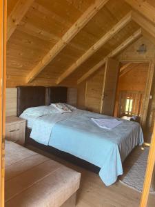 ein Schlafzimmer mit einem großen Bett in einer Hütte in der Unterkunft Cheerful cabin in Ada bojana in Ulcinj