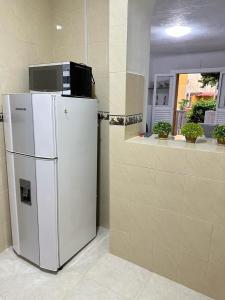 - białą lodówkę z kuchenką mikrofalową w obiekcie Happy tours apartments w mieście Cartagena de Indias