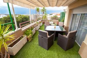 patio con mesa y sillas en el balcón en Apartamento Amposta, en Salou
