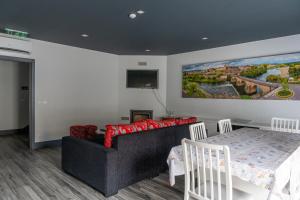 a living room with a couch and a table at Residencial Kuarenta&Um in Barcelos