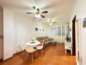 sala de estar con sofá y mesa en Apartamento Salo, en Candelaria