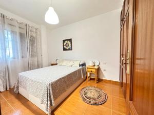 1 dormitorio con 1 cama y suelo de madera en Apartamento Salo, en Candelaria