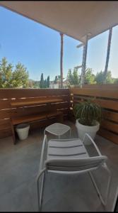 una sedia e un tavolo su un patio di Apartamento playa del Albir a Albir