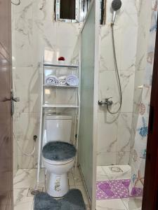 Ett badrum på Lomes cozy home