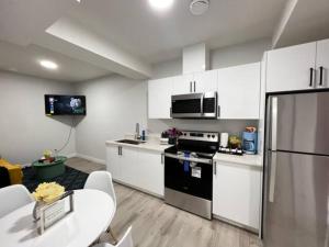 Kuchyňa alebo kuchynka v ubytovaní Comfortable Fam-Friendly 4-Bdm Home/Orchards/PRKNG