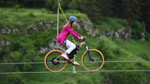 Una donna in bicicletta su una teleferica di Kass Diamond Resort a Tsalka