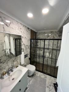 Kylpyhuone majoituspaikassa Serim Residence