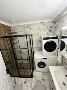 a bathroom with a washing machine and a microwave at Serim Residence in Kocaeli