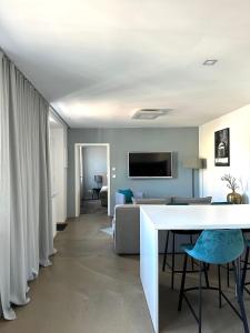ein Wohnzimmer mit einem weißen Tisch und einem Sofa in der Unterkunft Rotmain Apartments in Bayreuth