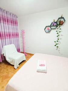 1 dormitorio con 1 cama blanca y 1 silla en Female Accommodation Experience in front of Lima Airport, en Lima
