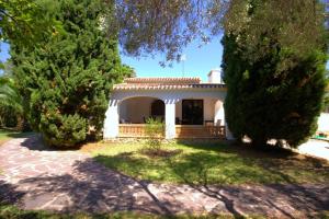 ein kleines weißes Haus mit Bäumen davor in der Unterkunft Holiday Home La Cartuja in Jávea