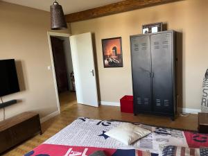 TV a/nebo společenská místnost v ubytování Les chambres du Golf