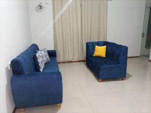 twee blauwe stoelen in een woonkamer bij Apartamento Meta Home zona exclusiva in Piura