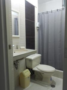 een badkamer met een toilet, een wastafel en een douche bij Apartamento Meta Home zona exclusiva in Piura