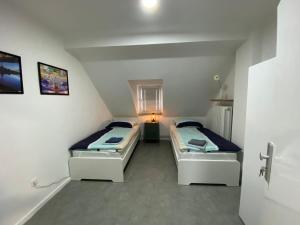 a room with two beds in a room with a door at Ruhrpott Apartment Zentral Grand in Herne