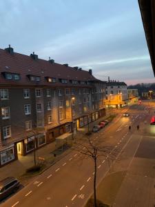 vistas a una calle de la ciudad con edificios en Ruhrpott Apartment Zentral Grand, en Herne