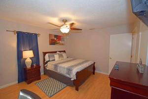 1 dormitorio con 1 cama y ventilador de techo en Home Sweet Home - Peace, Love, & Enjoy, en Kingsville