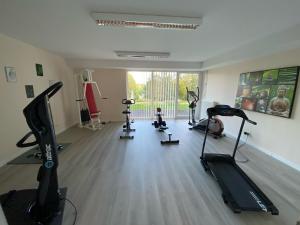 een fitnessruimte met diverse loopbanden en hometrainers bij Seehotel in Kell