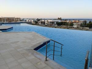 ein großer Pool mit blauem Wasser in der Unterkunft Sea View 2BR Villa with Free Beach & Pool in Soma Bay in Hurghada