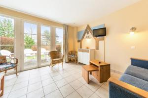 ein Wohnzimmer mit Sofa und Tisch in der Unterkunft Les Maisons de Belle Dune - maeva Home - Maison 4 Pièces 8 Personnes Sélection MAE-3688 in Fort-Mahon-Plage