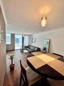 a living room with a table and a couch at Apartamento con excelente ubicación! Hasta 4 Personas in Panama City