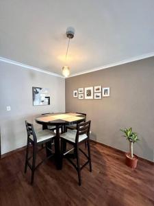 a dining room with a table and chairs at Apartamento con excelente ubicación! Hasta 4 Personas in Panama City