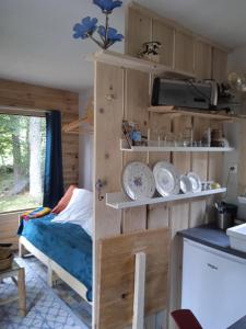 una habitación con cama en una casa pequeña en Chalet Hibou Domaine de la Mamounette, en Champclause
