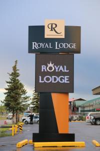 um sinal para um alojamento real num parque de estacionamento em Royal Lodge em Edmonton