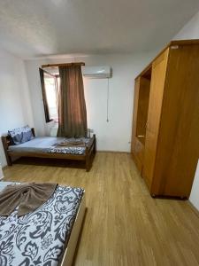 een kamer met een bed en een kast erin bij Ela Hostel in Prizren