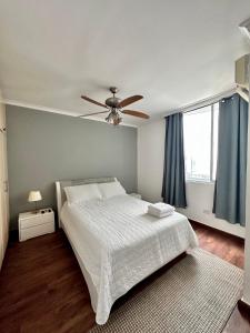 una camera con letto e ventilatore a soffitto di Apartamento con excelente ubicación! Hasta 4 Personas a Città di Panama