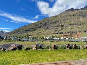 pole z kamieniami przed górą w obiekcie Lónsleira Apartments w mieście Seyðisfjörður