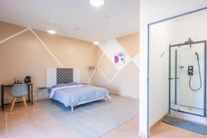 1 dormitorio con cama y ducha en Logis de beauce, 