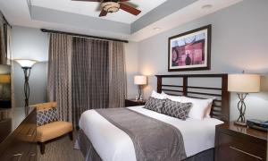 Giường trong phòng chung tại Great Smokies Lodge Resort 2BR