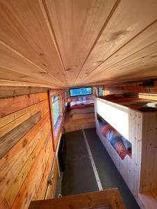 uma vista interior de um chalé de madeira com 2 camas em Sleeps 6/bus/hottub/sauna/Pets/Hens em Irvinestown