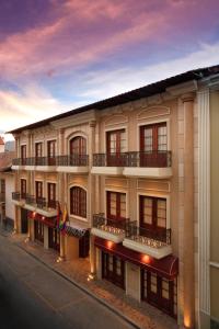 een gebouw met balkons aan de straatkant bij Grand Victoria Boutique Hotel in Loja
