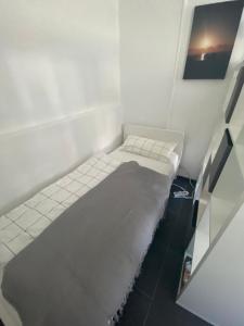 a white bed in a corner of a room at Sauerlandapartment Emely in Plettenberg